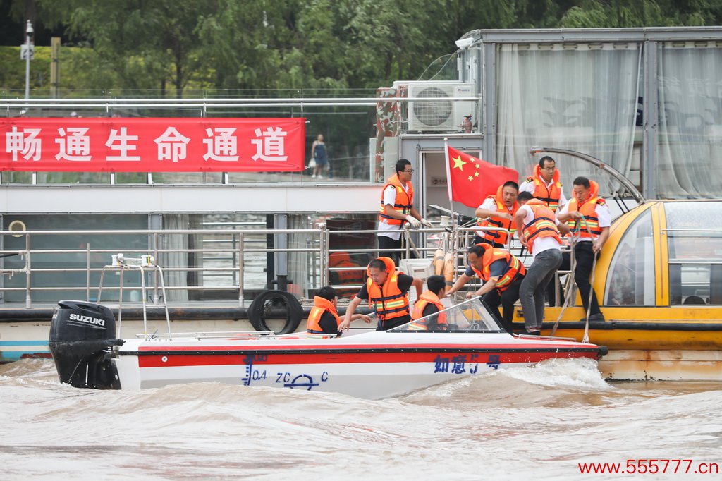 6月20日新闻大求真，解救东说念主员在黄河兰州段盐场堡船埠水域开展救急搜救详细演练。